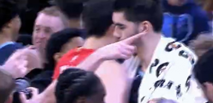 今天在场上纠缠一整晚！杨瀚森赛后和埃迪拥抱致意 两人合计11犯