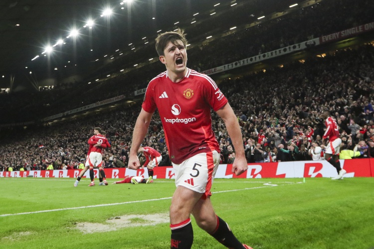 必发app-降薪近一半！英媒：曼联考虑开两年周薪10万镑合同，马奎尔愿考虑